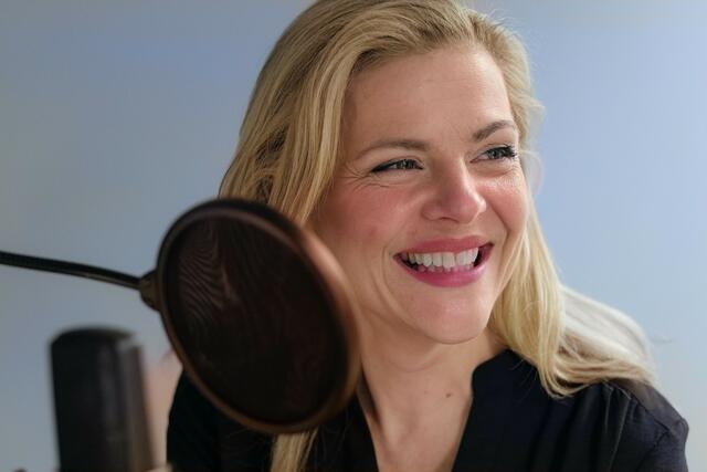 Angelika Ortner ist die Macherin des Podcasts "Kulturmenü". Dabei spricht sie mit anderen Experten über die verschiedensten musikalischen Werke. | Foto: Darius Edlinger