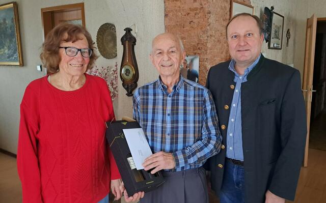 Gattin Ilse mit Jubilar Hermann Tengler und Ortsvorsteher Markus Maurer, der herzlich zum 85er gratulierte. | Foto: Bettina Trapl