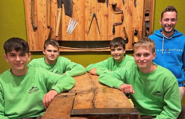 Im Vorjahr sind beim Holzbaumeister Buchner mit Sebastian Sigl (Pierbach), Manuel Andraschko (St. Georgen am Walde), Georg Reithmayr (Kaltenberg) und Patrick Wahlmüller (Unterweißenbach) vier Lehrlinge an den Start gegangen. Unser Bild zeigt das Quartett mit Lehrlingscoach Philipp Katzenschläger.  | Foto: Buchner