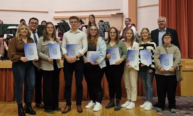Mit ihren Urkunden: Die Jungbürgerinnen und
Jungbürger Jasmin Sandler, Leonie Kellner, Thomas Höchtl, Selina Häusler, Tanja Hennebichler, Verena Gölß, Sandra Gölß, Sonja Fichtinger mit Vizebürgermeister Wolfgang Kornberger und Bürgermeister Roland Zimmer. | Foto: Gemeinde Bad Traunstein