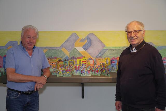 Franz Seewald und Johann Sterzinger mit der Papierfasnacht von Heinrich Tilly. | Foto: Kulturinitiative Hörtenberg