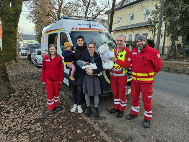 Das Rettungsteam des Roten Kreuzes besuchte Elias und seine Familie. (v.l.n.r.): Lara, Emilie, Lukas, Paula, Elias, Franz, Christoph. | Foto: Rotes Kreuz Salzburg