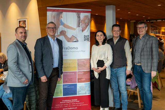 Oliver Wähner, Vizebürgermeister Gemeinde Lengau, Bürgermeister Erich Rippl, Deborah Neumüller, Geschäftsführerin FraDomo GmbH, Michael Huemer, Abteilungsleiter und Gebäudeverwaltung Lawog, und Alois Gerner, Hausleiter FraDomo Maria Schmolln. | Foto: Johanna Gerner