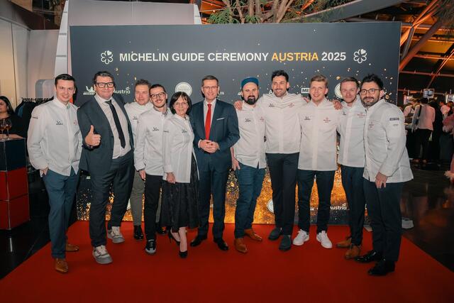 Elisabeth Grabmer (5.v.l.), Wirtschafts- und Tourismus-Landesrat Markus Achleitner, Clemens Grabmer (2.v.r.). | Foto: Österreich Werbung/Julian Schmidt
