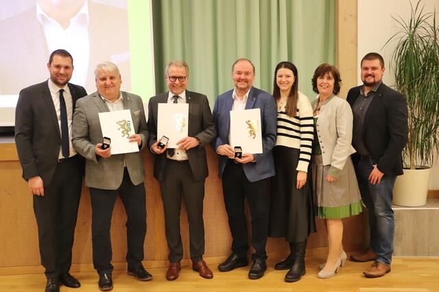 Bgm. Matthias Pokorn (li) dankte mit BR Antonia Herunter, Ingrid Baumhackl und Michael Fischer (alle re) Karl Penz, Gerhard Gangl und Werner Offenbacher für ihr Wirken in der Kommunalpolitik Premstätten. | Foto: Edith Ertl
