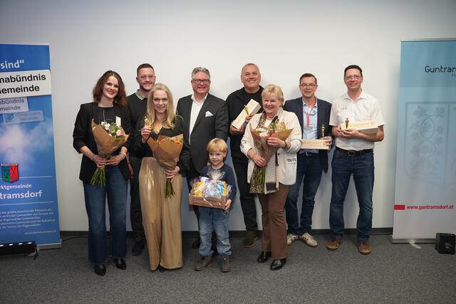 Die Schauspieler des neuen Imagefilms erhielten eine Auszeichnung, v.l.: Marlies Zisser, Barbara Paierl, Michael Schlögl, Bgmst Robert Weber, Lorenz Paierl, Andreas Schilder, Charlotte Zisser, Peter Seitz, Markus Habacht. | Foto: MG Guntramsdorf