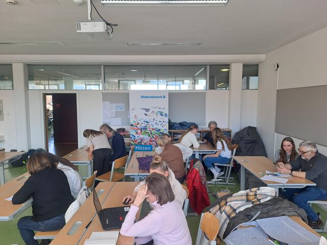 Die Schülerinnen und Schüler beantworteten alle Fragen der Seniorinnen und Senioren. | Foto: Diakoniewerk