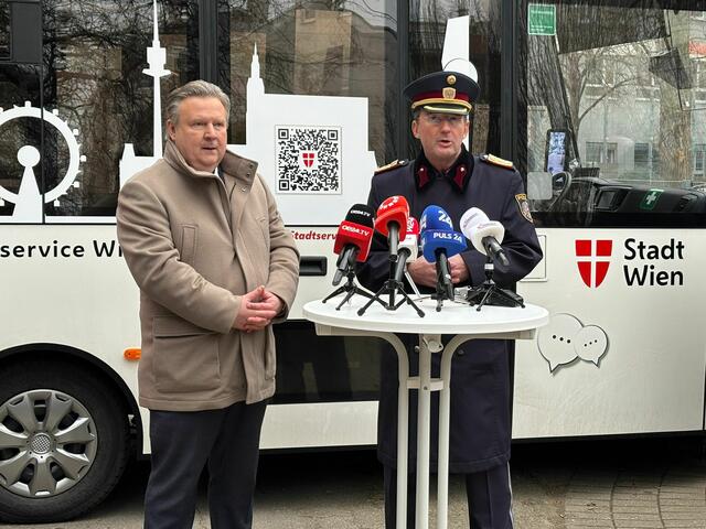 Bürgermeister Michael Ludwig (SPÖ, l.) und Polizeipräsident Gerhard Pürstl haben am Mittwoch bekannt gegeben, dass an drei neuralgischen Orten die Polizeipräsenz verstärkt wird. | Foto: Johannes Reiterits/MeinBezirk