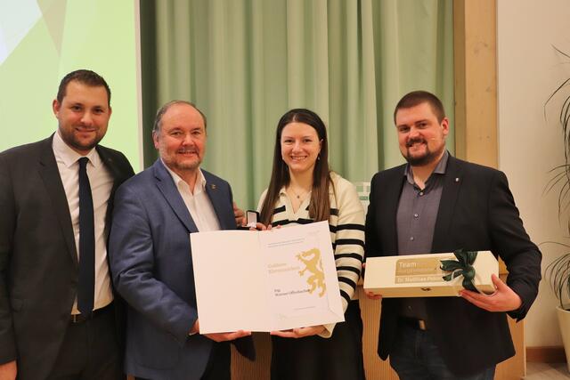 Werner Offenbacher engagierte sich 33 Jahre im Gemeinderat. Bgm. Matthias Pokorn sprach dem Premstätter dafür Dank und Anerkennung aus und üerreichte mit BR Antonia Herunter und GR Michael Fischer das Goldene Ehrenzeichen der Steirischen Volkspartei.  | Foto: Edith Ertl
