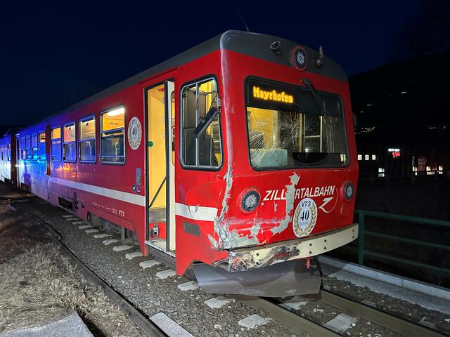 Am Dienstag am späten Nachmittag ereignete sich in Fügen ein Unfall zwischen der Zillertalbahn und einem Lkw. Der LKW wurde von einem Zug erfasst. Daraufhin kollidierte ein nachfolgender Pkw mit dem auf die Straße geschleuderten Anhänger. | Foto: ZOOM.TIROL