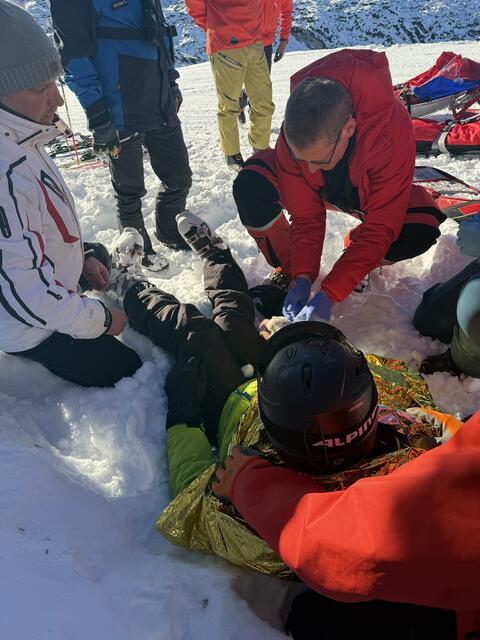 Beim Unfall war der Skifahrer gegen einen Felsen geprallt und zog sich mehrere Knochenbrüche zu. | Foto: Bergrettung Obertraun