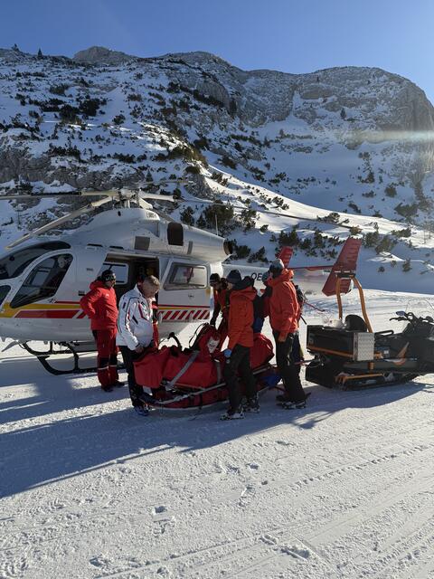 Durch den Notarzthubschrauber Martin10 wurde verunfallte Skifahrer in das Klinikum nach Salzburg gebracht. | Foto: Bergrettung Obertraun