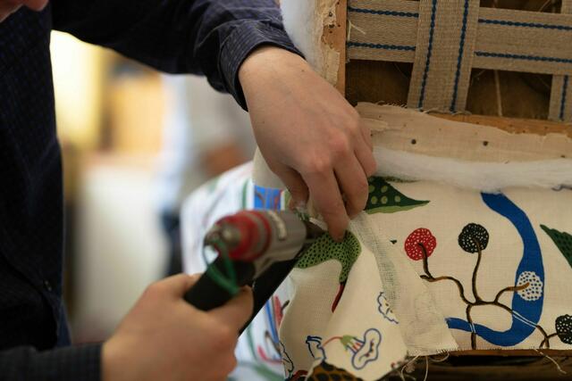 Polstern ist ein Teil der umfassenden Ausbildung zum Tapezierer und Dekorateur.  | Foto: Trügler Raumausstattung