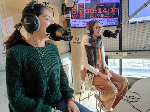 Im Tonstudio nahmen die Schülerinnen ihre Beiträge auf. | Foto: Sabine Kahlfuss