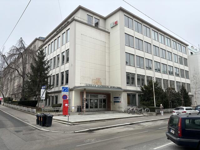 Die alte TGA wird nicht mehr benutzt, sie soll jetzt abgerissen werden. Andere hätten gerne eine Sanierung statt eines Neubaus. | Foto: Nathanael Peterlini/MeinBezirk