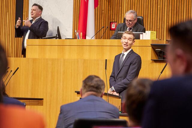 Finanzminister Gunther Mayr verteidigte die von FPÖ und ÖVP angekündigten Maßnahmen zur Einsparung von insgesamt 6,3 Milliarden Euro.  | Foto: Parlamentsdirektion/Thomas Topf