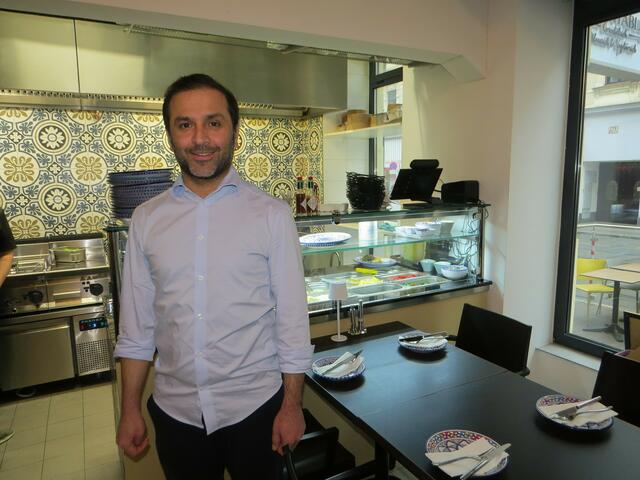 Ali Mohsen hat das Orientable im März 2024 eröffnet und verwöhnt mit klassischer Orientküche. | Foto: Sabine Krammer