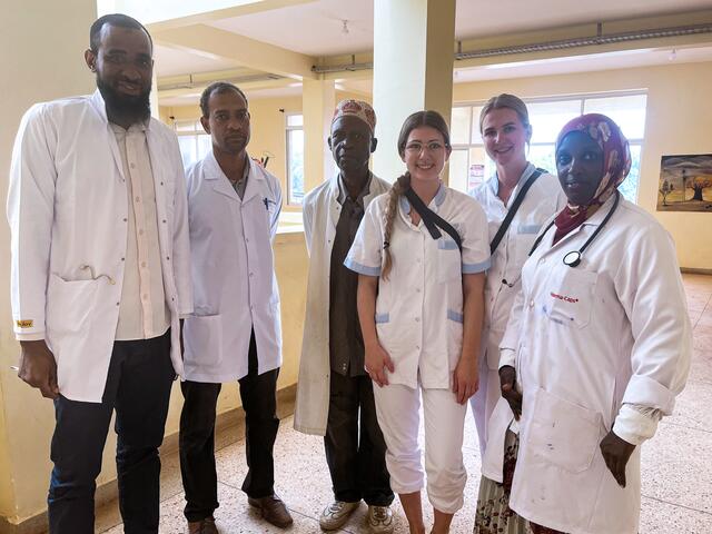 Corinna Hofer und Hannah Kaltseis mit Kollegen aus dem Krankenhaus in Sansibar, in dem sie ein Praktikum absolvierten. | Foto: Corinna Hofer