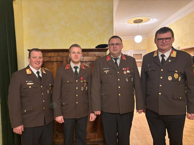 links-&gt;rechts
BR Feischl Sebastian (AFK Haag/H.)
OBI Arnezeder Lukas (FF Pram)
HBI Bruckmüller Manuel (FF Pram)
OBR Schiffelhumer Hans-Peter (BFK Grieskirchen) | Foto: FF Pram