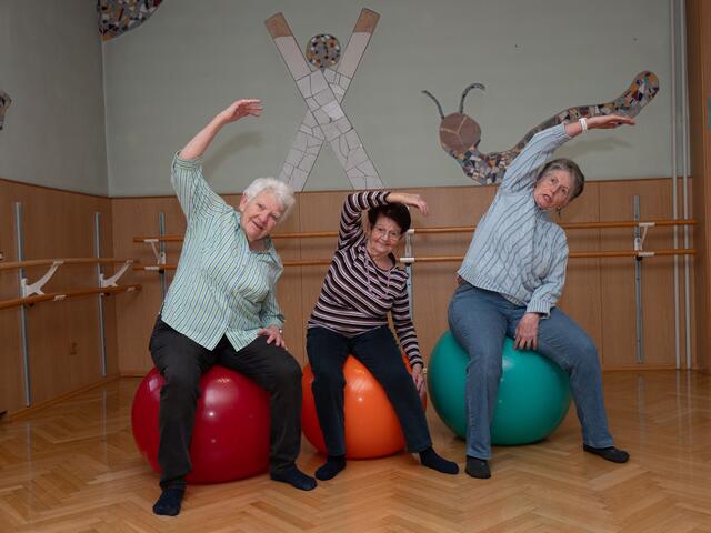Fittes Trio: Annemarie Schmid, Christina Grafl und Siegrid Steindl absolvierten vor der MeinBezirk-Kamera einige Dehnungsübungen. | Foto: Santrucek