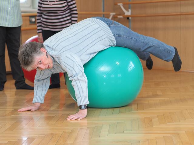 Siegrid Steindl zeigt Liegestütz am Fitnessball. | Foto: Santrucek