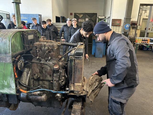 Restaurierung eines Oldtimers – Der Steyr Typ 180, Baujahr 1952, wird von den Lehrlingen in Einzelteile zerlegt und wieder zum Leben erweckt. | Foto: ÖBB/Gasser-Mair