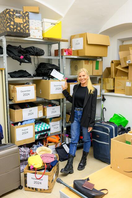 Hunderte Gegenstände warten darauf, im Welser Fundamt abgeholt zu werden: Mitarbeiterin Claudia Schmuck präsentiert die derzeit zur Abholung bereitstehenden Fundgegenstände. | Foto: Stadt Wels