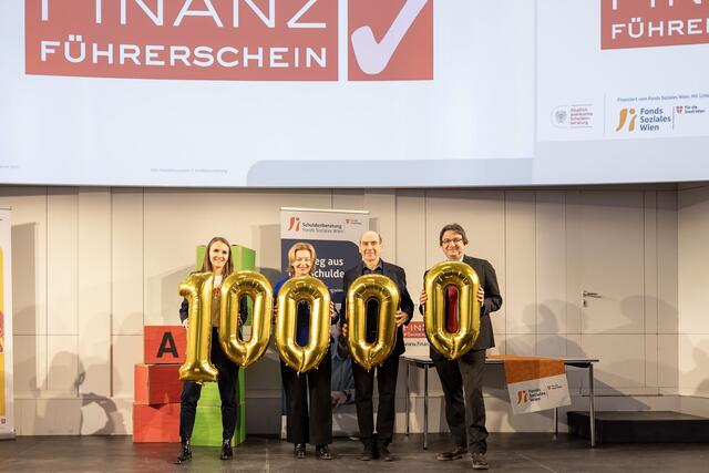 Katharina Zahradka, Leiterin der Finanzbildung in der FSW Schuldenberatung, Anita Bauer, FSW Geschäftsführerin, Christian Prantner, AK Wien, Arno Langmaier, interimistischer Bildungsdirektor für Wien, bei der Zertifikatsverleihung des 10.000sten FSW-Finanzführerschein (v.l.) | Foto: FSW