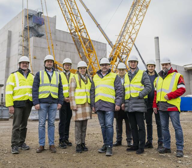 Bei der Vertragsunterzeichnung für Naturwärme: Gerhard Frühwirth (EVN), Martin Janko (Leitung Technik, Sunpor), Lukas Sturm (Procurement, Sunpor), Sarah Brunner (Bereichsleitung Supply Chain, Sunpor), Richard Mayssen (EVN), Gerhard Sacher (EVN), Roman Eberstaller (CEO, Sunpor), Morris Draxler (Technik, Sunpor), Mario Niederwolfsgruber (EVN) | Foto: EVN / Matejschek