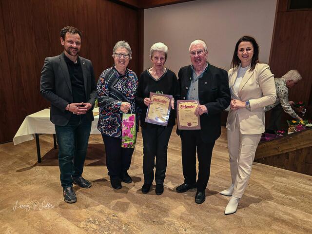 Auch die Familie Fattor wurde geehrt – im Bild mit LR Astrid Mair und Bgm. Florian Riedl | Foto: privat