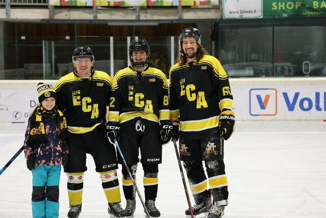 Gleich viermal Galli am Eis. Cousine &amp; Fan Lisa, Vater Stefan, Sohn Justin und Onkel Guido. (v. l.)   | Foto: Dittmar Michor/KK