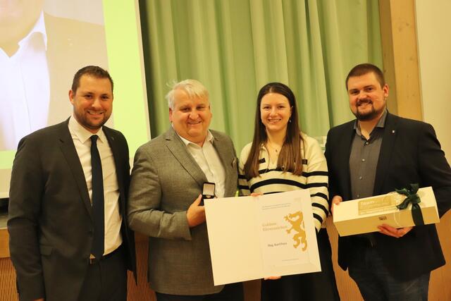 Karl Penz schaute als Gemeindekassier auf das Haushaltsbudget. Für sein Wirken zeichneten ihn Bgm. Matthias Pokorn, Bundesrätin Antonia Herunter und Premstättens VP-Clubobmann Michael Fischer mit dem Goldenen Ehrenzeichen der Steirischen Volkspartei aus.  | Foto: Edith Ertl