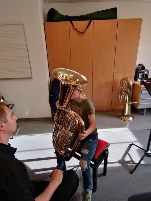 Die Musikausbildung fängt zumeist frühzeitig an, aber auch im Erwachsenenalter kann man ein Instrument erlernen. | Foto: LMS Reutte