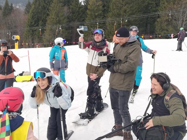 Claudia Sandler und ihr Kamerateam begleiteten die Rainbacher Skikurs-Truppe einen ganzen Tag am Hochficht, führte Interview und dokumentierten, wie so ein Kurstag abläuft. | Foto: SkiClub Rainbach im Innkreis
