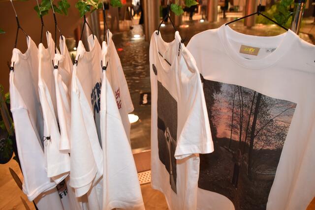 "Stimme tragen" brachte Slogans und Fotos auf T-Shirts. | Foto: Michael Strini