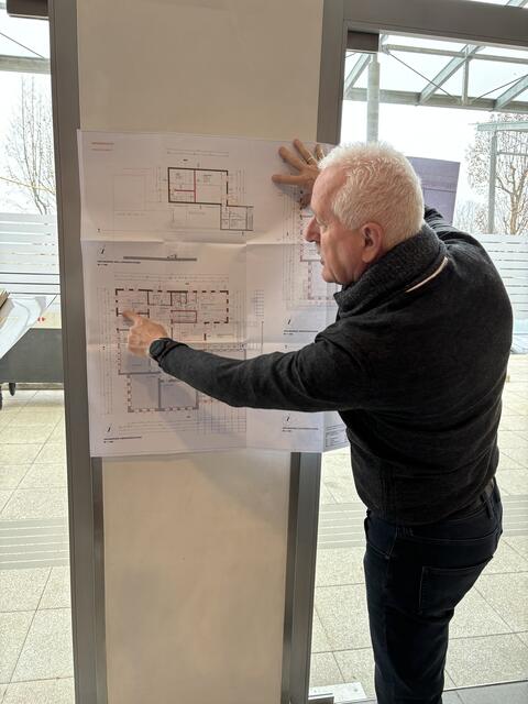 Bgm. Alois Doppelhofer mit den Plänen zum Um- bzw. Zubau. | Foto: Angelika Kern