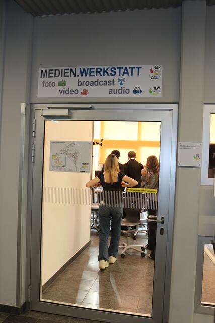 In der Medien.Werkstatt erlernen die Schüler:innen Medienkompetenz.  | Foto: Elisabeth Zangerl