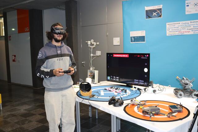 Drohnen und der Umgang damit wird an der MEDIA.HAK in Landeck unter vielem anderen erlernt.  | Foto: Elisabeth Zangerl