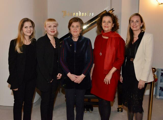 Helga Rabl-Stadler, Angelika Kirchschlager und Maria Großbauer mit Musikerinnen. | Foto: Sascha Trimmel, Peter Zezula