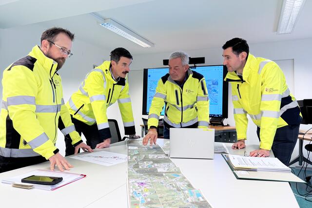 Pinzgaus Bezirkshauptmann Bernhard Gratz mit dem Gruppenleiter für Polizei und Straßenverkehr, Bernd Wilhelmstätter sowie den Teamkollegen Stefan Pfeiffenberger und Michael Hauer. | Foto: Land Salzburg/Melanie Hutter