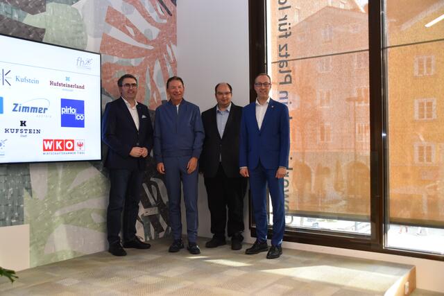Anton Rieder (Repräsentant des Partnerkonsortiums), Thomas Madritsch (FH-Geschäftsführer), Tobias Stegmann (Leiter des KI-Kompetenzzentrums) und Mario Döller (Rektor der FH) (v.l.) zeigen sich bei der Eröffnung sichtlich erfreut.

 | Foto: Barbara Fluckinger