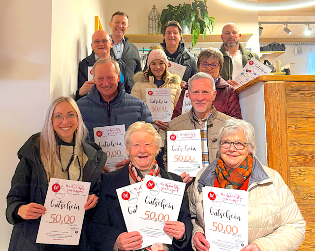 Die glücklichen Gewinner des Birfelder Weihnachtsgewinnspiels präsentieren stolz ihre gewonnenen Warengutscheine. | Foto: zVg