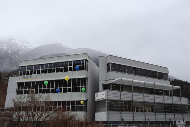 In dieser Bildungseinrichtung im Landecker Stadtteil Bruggen sind drei berufsbildende, höheren Schulen unter einem Dach vereint.  | Foto: Elisabeth Zangerl