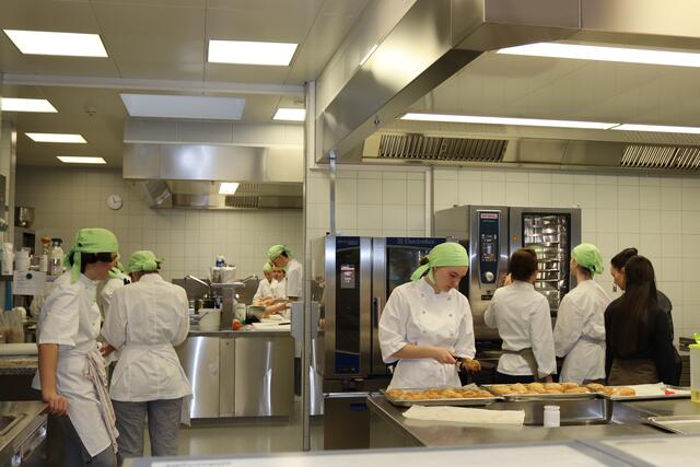 Diese Schüler:innen der HLW Landeck zeigten, was sie im Kochunterricht erlernt haben.  | Foto: Elisabeth Zangerl