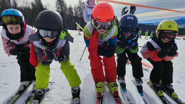 Ein Puls4-Kamerateam begleitete den SkiClub Rainbach im Innkreis für die Doku "Das Ende einer Skination" einen ganzen Tag beim Skikurs mit der Volksschule. Zu sehen am 23. Jänner 2025 um 20.15 Uhr auf Puls 4. | Foto: SkiClub Rainbach im Innkreis