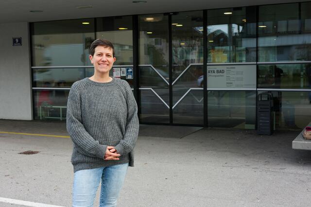 Cornelia Plank von der KPÖ-Plus vor dem AYA-Bad an der Alpenstraße.  | Foto: Joshua McGregor