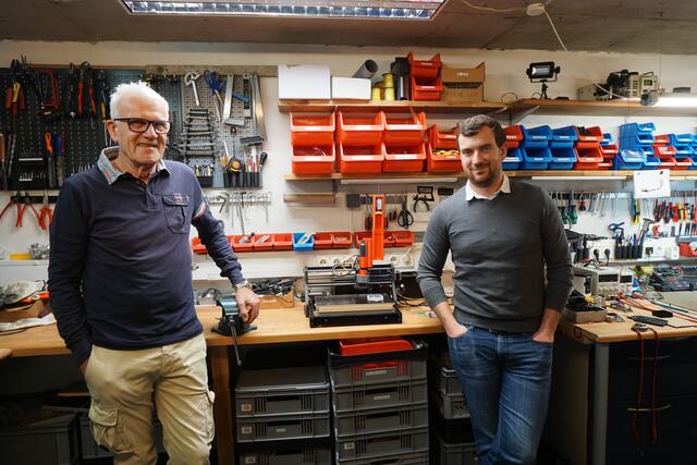 Wolfram und Lukas Kocznar (v.l) in der heimischen Werkstatt in Arzl. Dort werden die „BirdBoggle" gebaut. | Foto: Meinbezirk/Martina Obertimpfler 