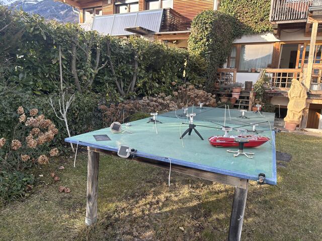 Die Geräte werden im heimischen Garten getestet, sie sind wind- und wetterfest.  | Foto: Meinbezirk/Martina Obertimpfler 