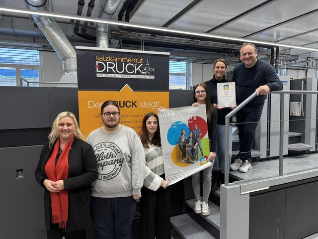 Sigrid Schuster (Leiterin WKO Gmunden), Lehrlinge &amp; Ausbildnerin Anita Schilchegger, GF Daniel Fürstberger. | Foto: Salzkammergut-Media Ges.m.b.H.