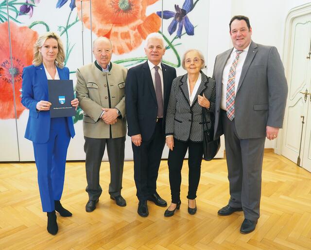 Erna und Franz Denkinger feierten ihre Diamantene Hochzeit – dazu gratulierten Bürgermeister Johann Zeiner, Vizebürgermeisterin Michaela Haidvogel und Vizebürgermeister Markus Waldner. | Foto: Marktgemeinde Maria Enzersdorf